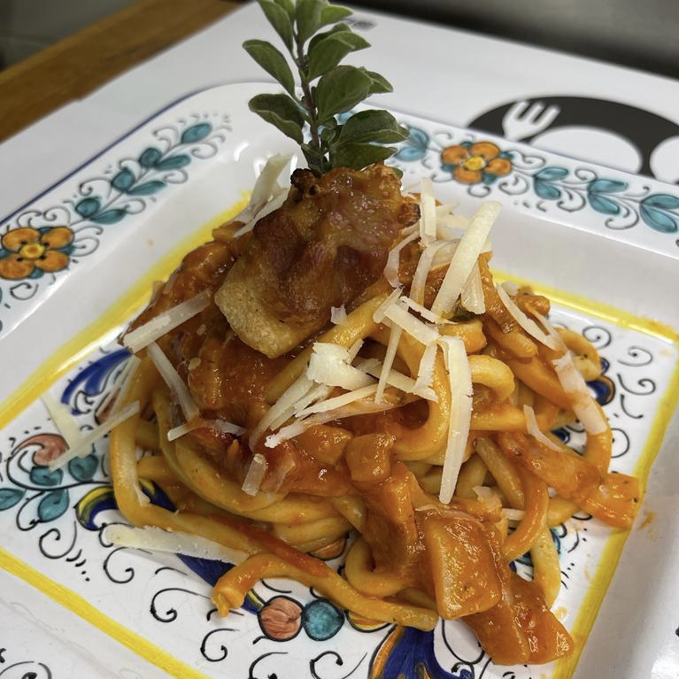 Amatriciana Umbra, alla Trattoria Oberdan su piatti di ceramica di Deruta