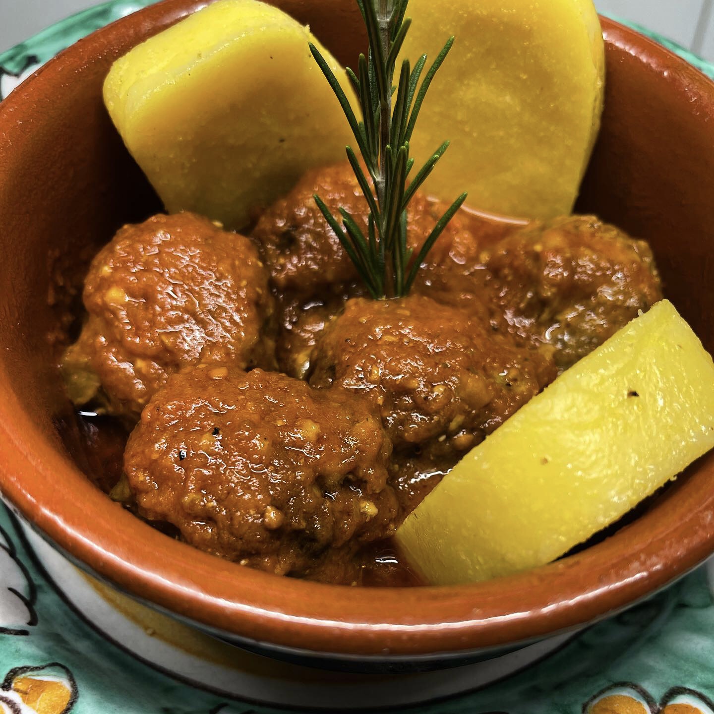Polpette Sant'Antonio con polenta su coccio tipico, provale alla Trattoria Oberdan