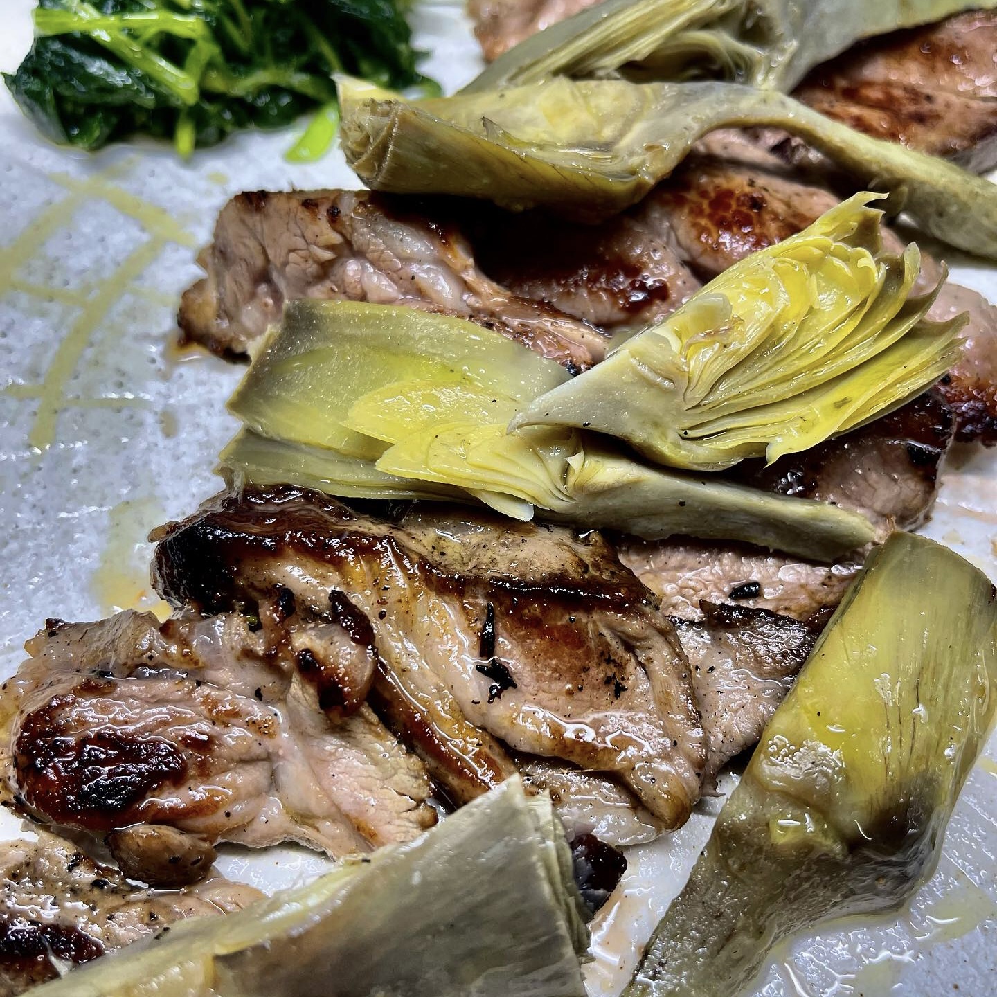 Tagliata d'Agnello con carciofi, secondo piatto alla Trattoria Oberdan