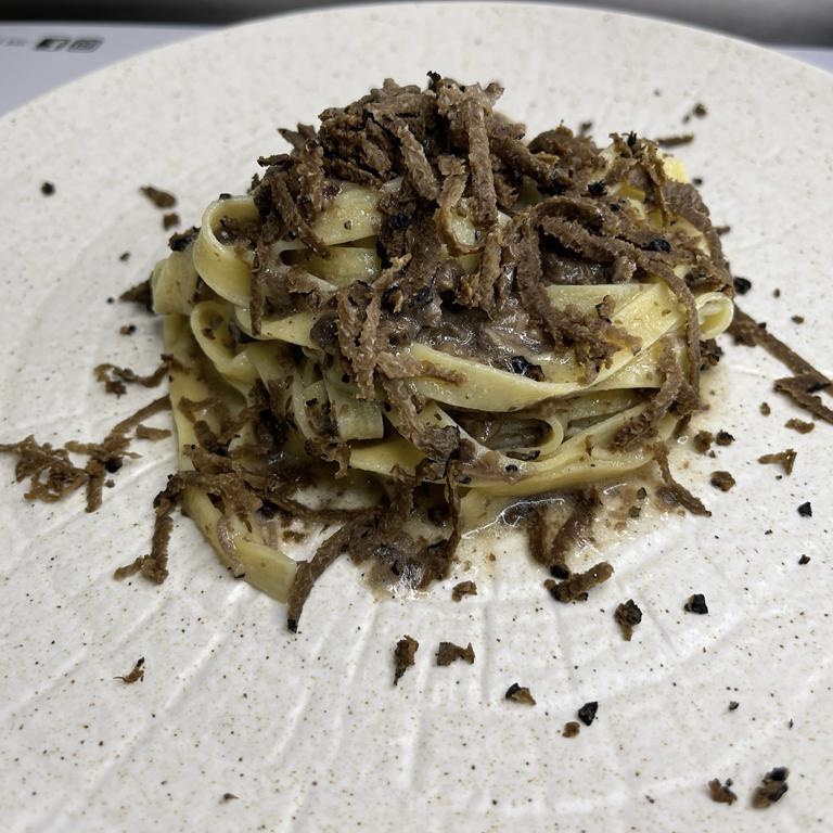 Tagliatelle all'uovo condite con tartufo fresco alla Trattoria Oberdan