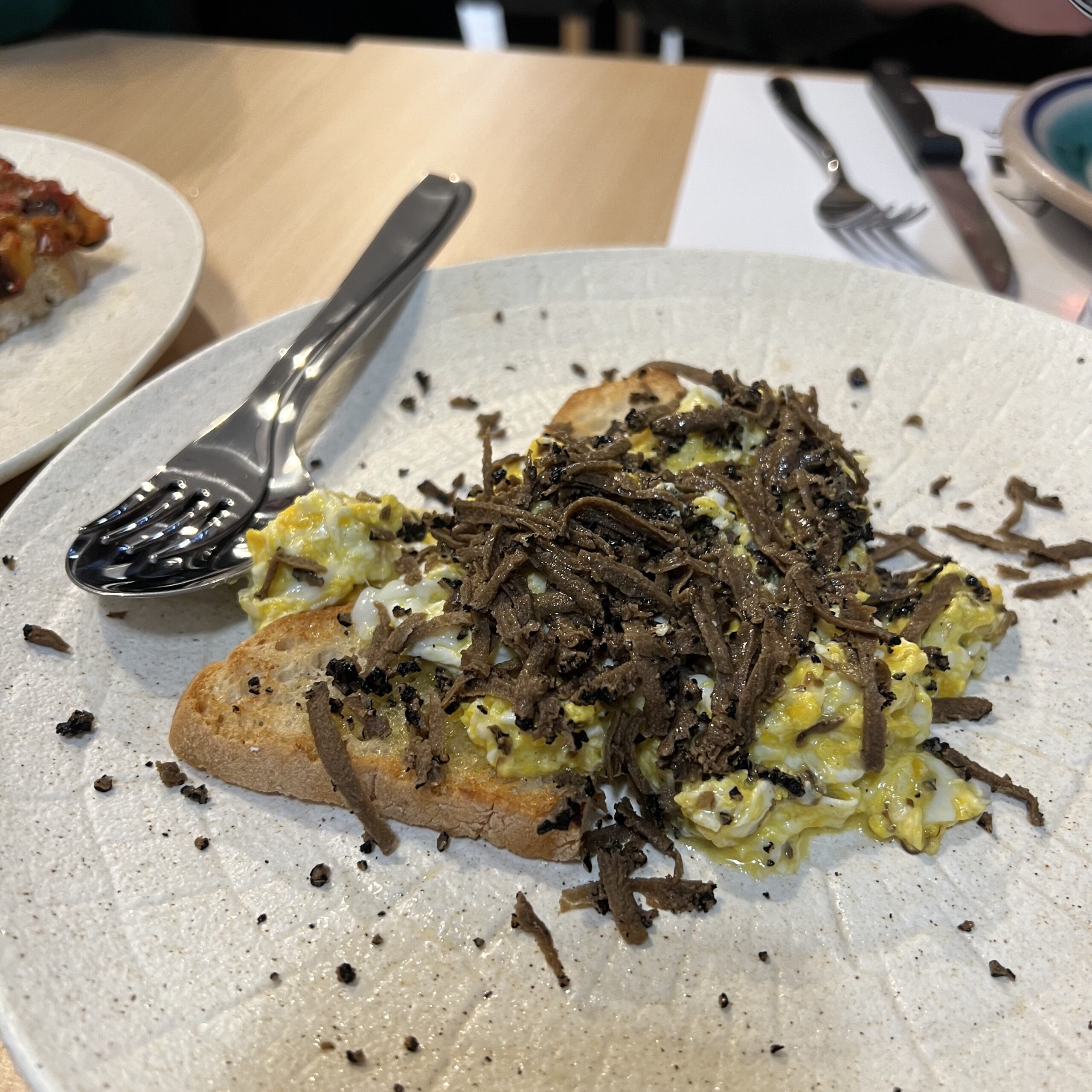Antipasto di uovo strapazzato con tartufo alla Trattoria Oberdan